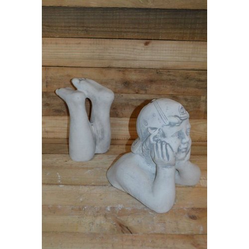 Betonnen liggend jongetje 