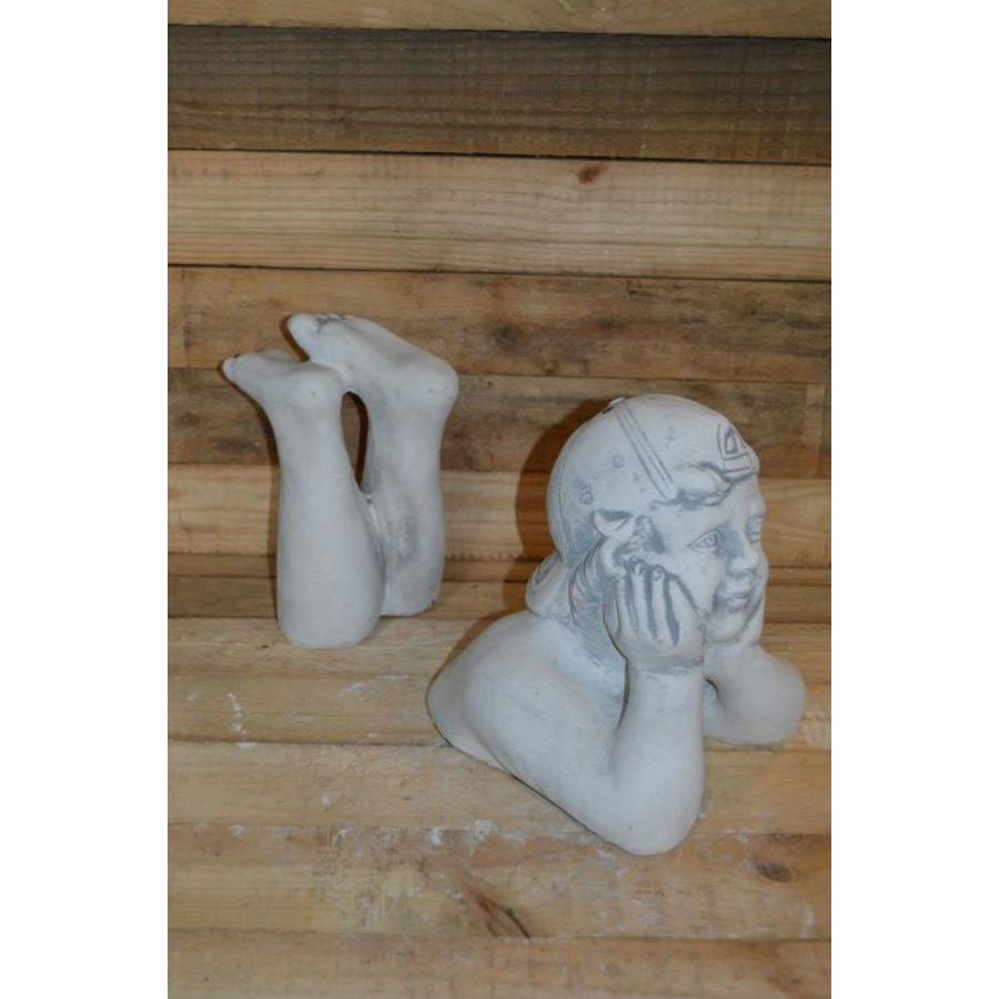 Betonnen liggend jongetje – Decoratief tuinbeeld-1