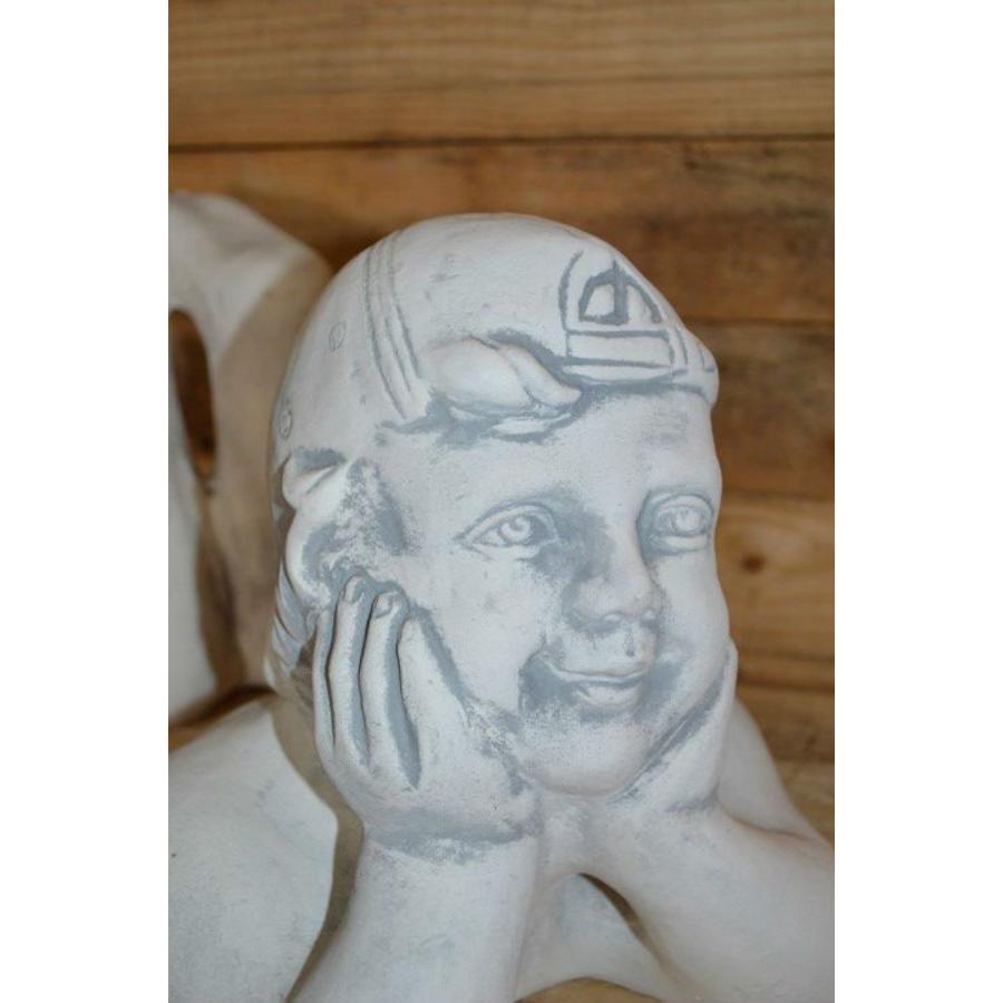 Betonnen liggend jongetje – Decoratief tuinbeeld-2