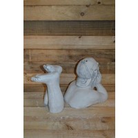 thumb-Betonnen liggend jongetje – Decoratief tuinbeeld-3