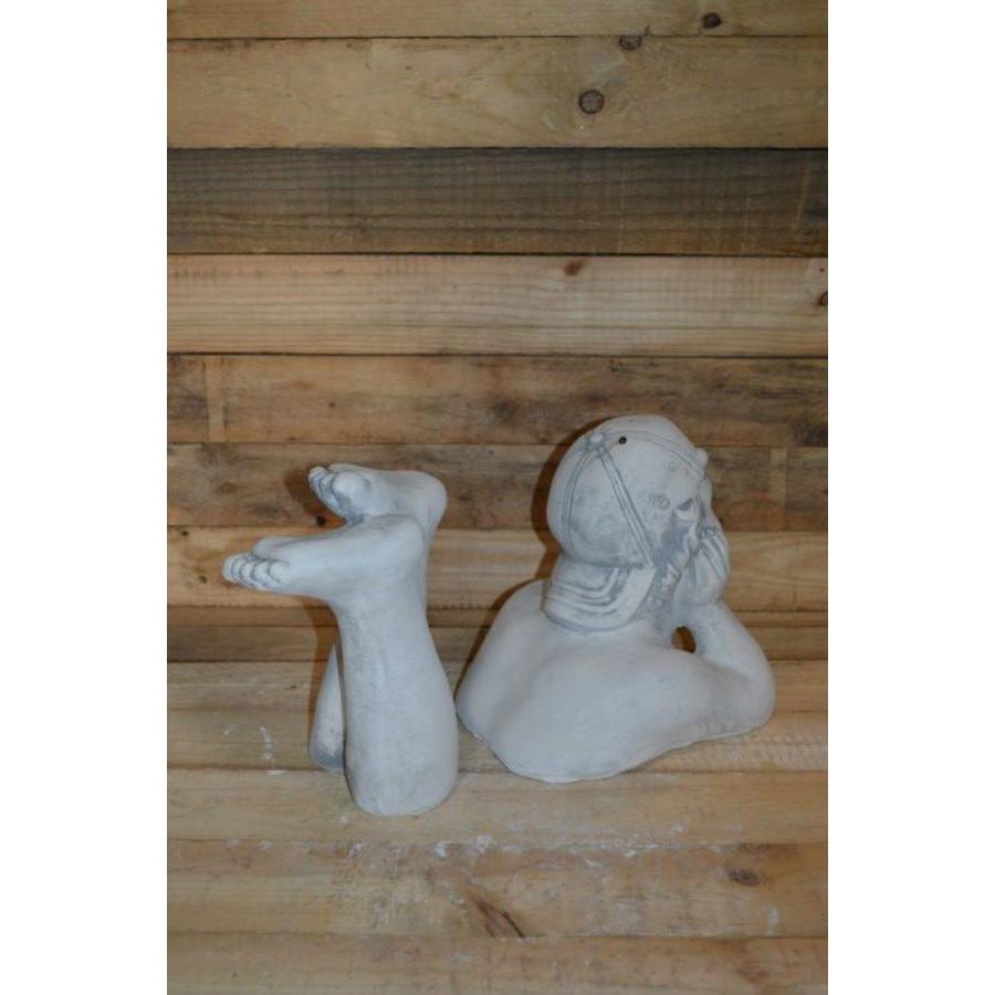 Betonnen liggend jongetje – Decoratief tuinbeeld-3
