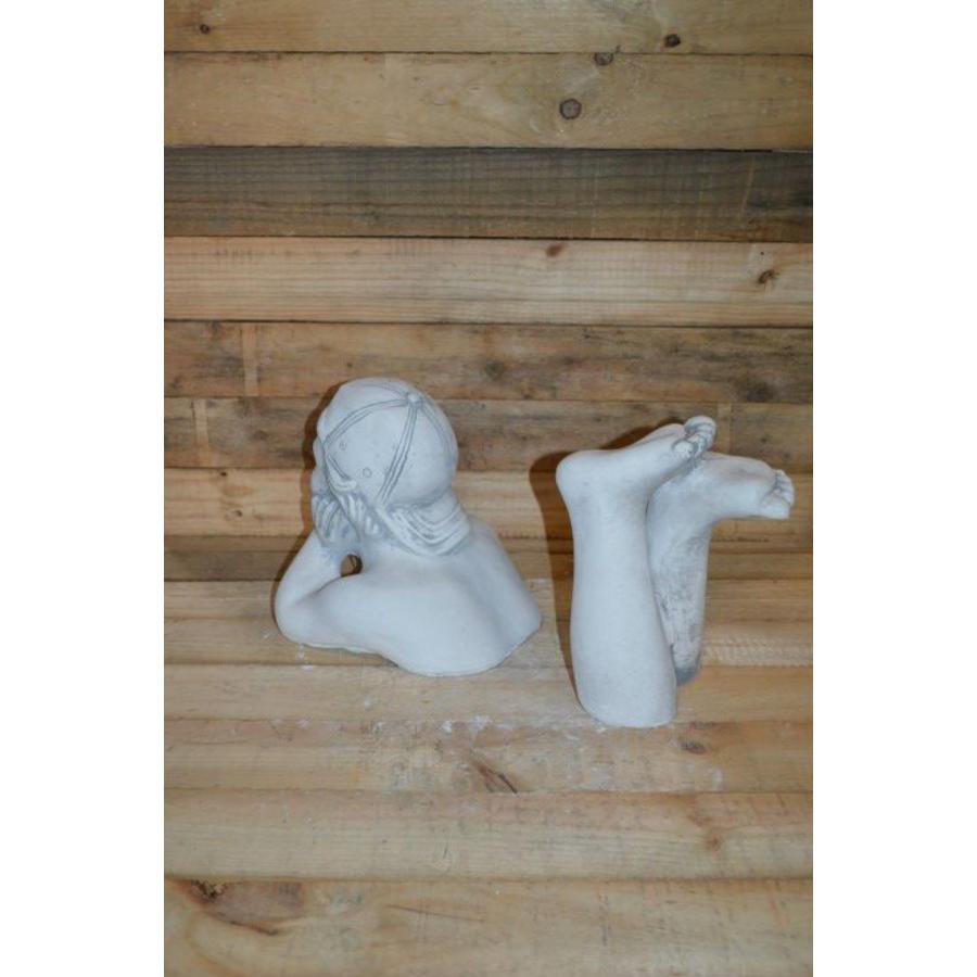 Betonnen liggend jongetje – Decoratief tuinbeeld-4