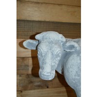 thumb-Betonnen beeld koe – Naar links kijkend tuinbeeld-2