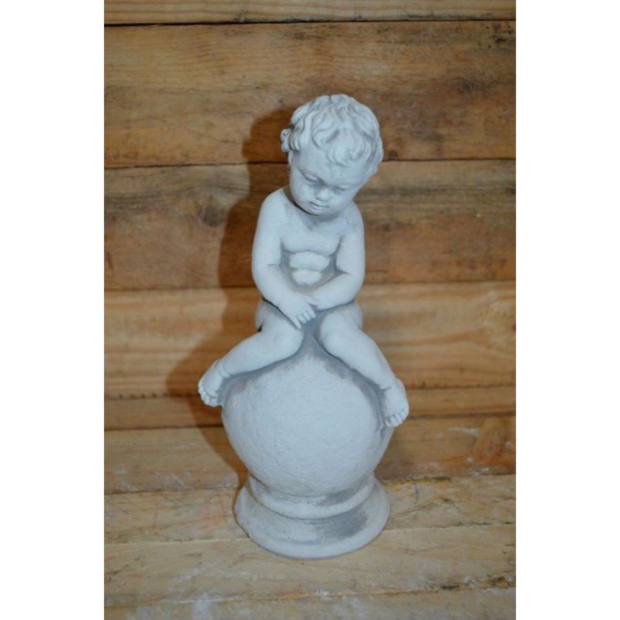 Betonnen jongetje zittend op bol – Schattig kinderbeeldje voor binnen en buiten-2