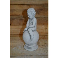 thumb-Betonnen jongetje zittend op bol – Schattig kinderbeeldje voor binnen en buiten-1