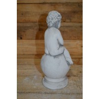 thumb-Betonnen jongetje zittend op bol – Schattig kinderbeeldje voor binnen en buiten-3