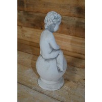 thumb-Betonnen jongetje zittend op bol – Schattig kinderbeeldje voor binnen en buiten-4