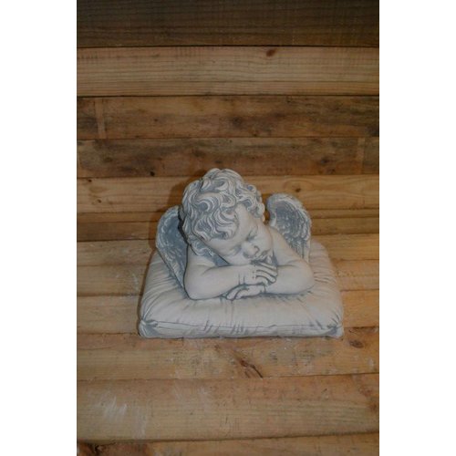 Betonnen beeld engeltje slapend op kussen 