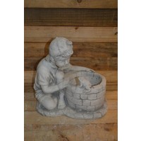 Betonnen jongen bij waterput met kikker – Decoratief tuinbeeld met plantenbakje