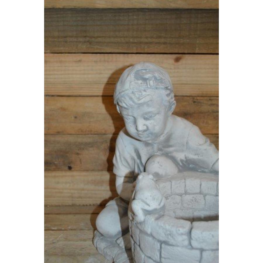 Betonnen jongen bij waterput met kikker – Decoratief tuinbeeld met plantenbakje-2