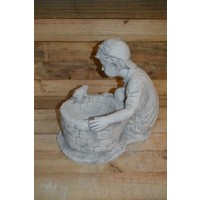 thumb-Betonnen jongen bij waterput met kikker – Decoratief tuinbeeld met plantenbakje-3