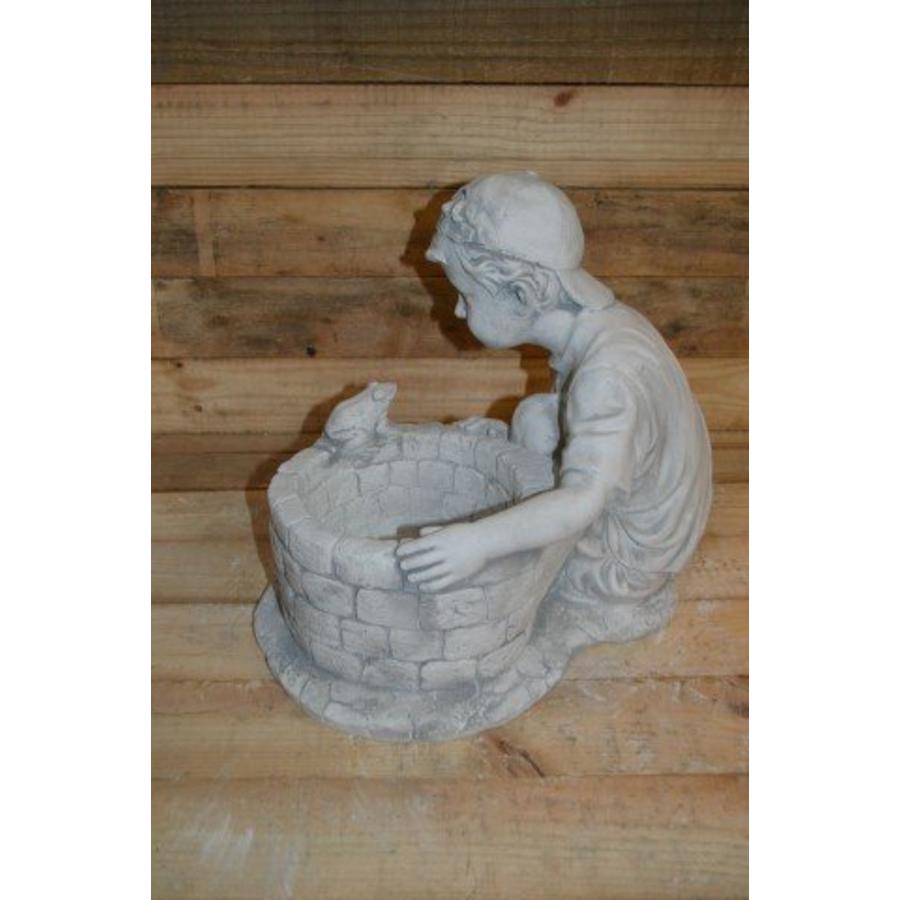 Betonnen jongen bij waterput met kikker – Decoratief tuinbeeld met plantenbakje-3