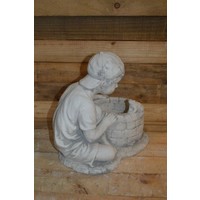 Betonnen jongen bij waterput met kikker – Decoratief tuinbeeld met plantenbakje