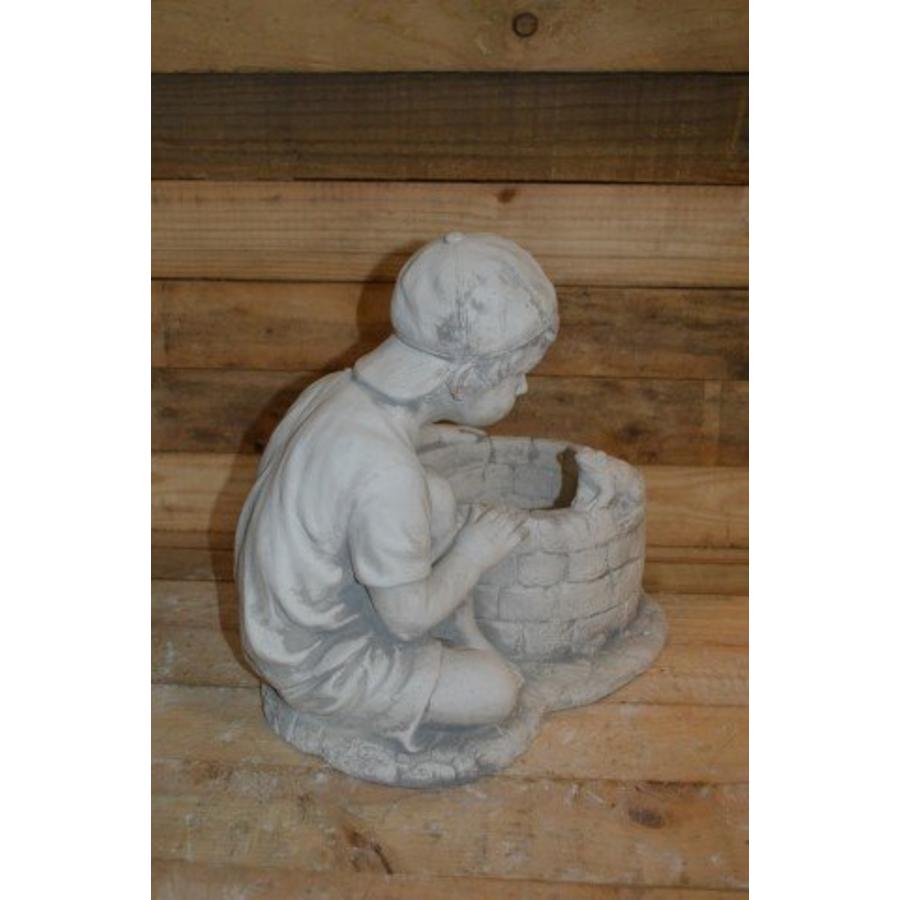 Betonnen jongen bij waterput met kikker – Decoratief tuinbeeld met plantenbakje-4