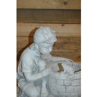 thumb-Betonnen jongen bij waterput met kikker – Decoratief tuinbeeld met plantenbakje-5