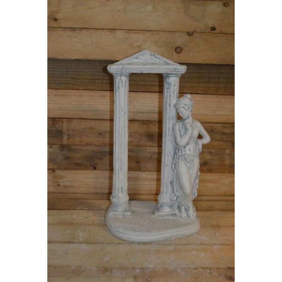 Betonnen vrouw bij tempelpoort – Klassiek decoratief tuinbeeld-1