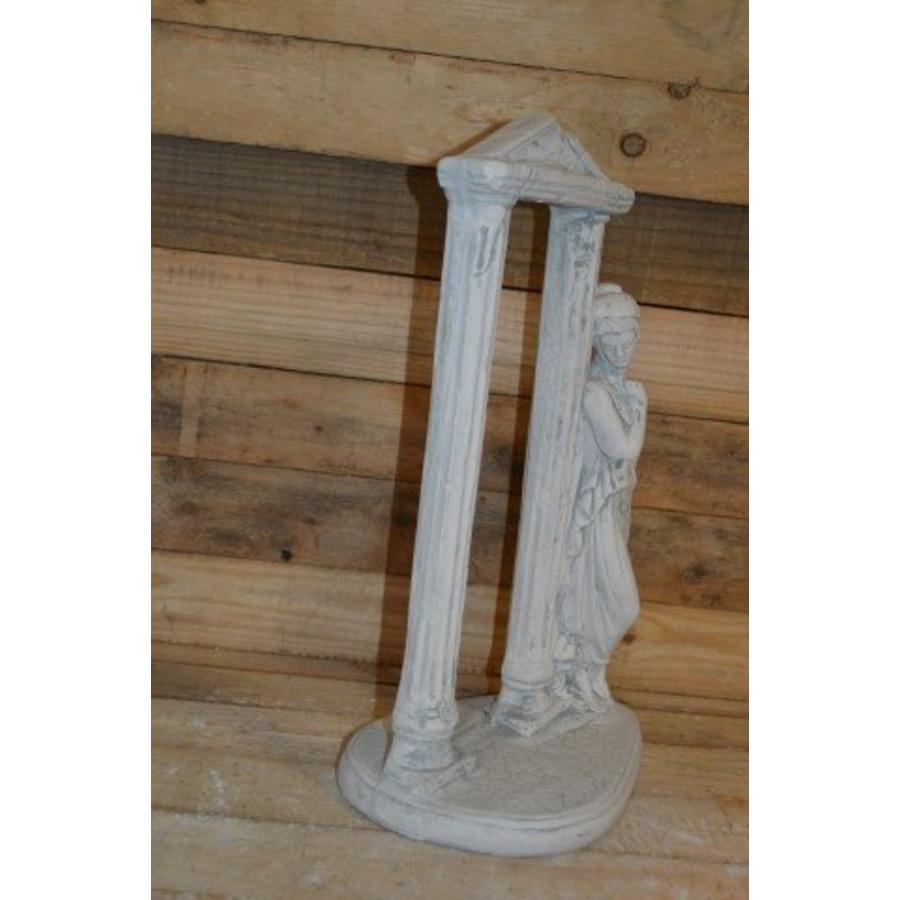 Betonnen vrouw bij tempelpoort – Klassiek decoratief tuinbeeld-2