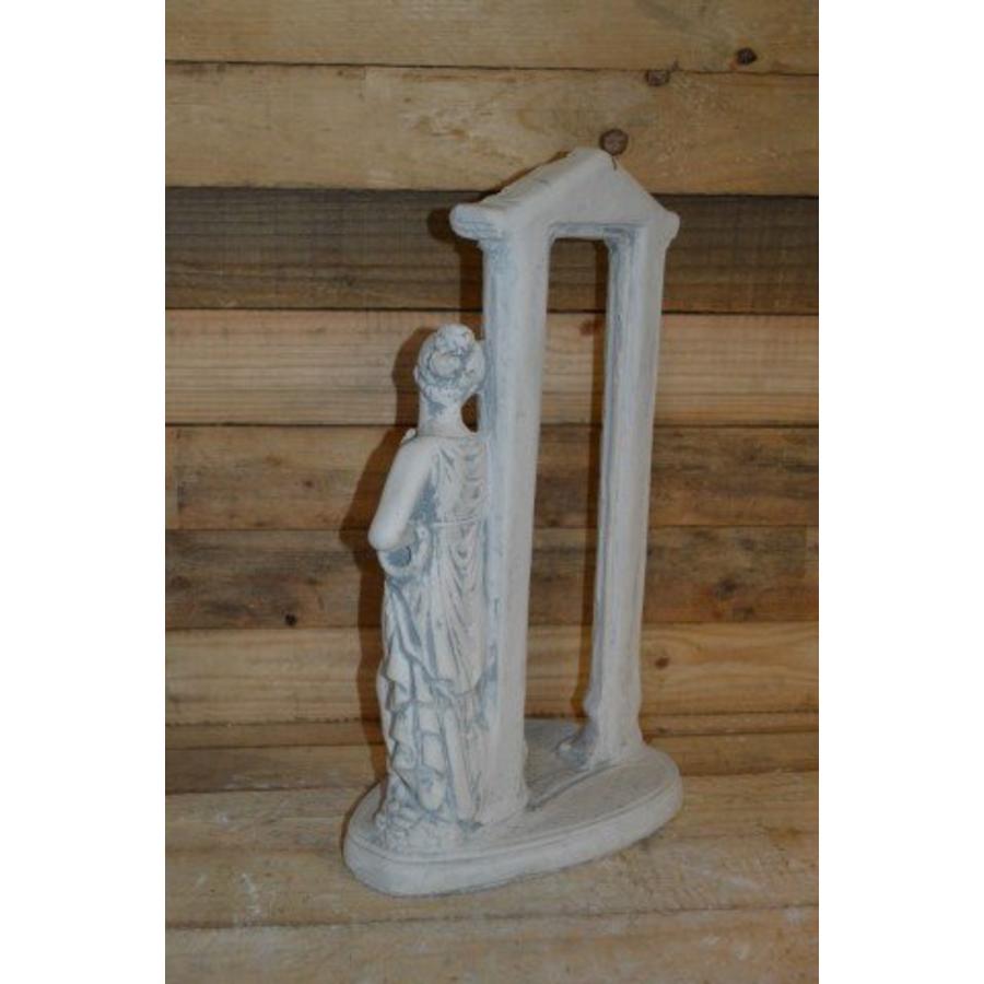 Betonnen vrouw bij tempelpoort – Klassiek decoratief tuinbeeld-3