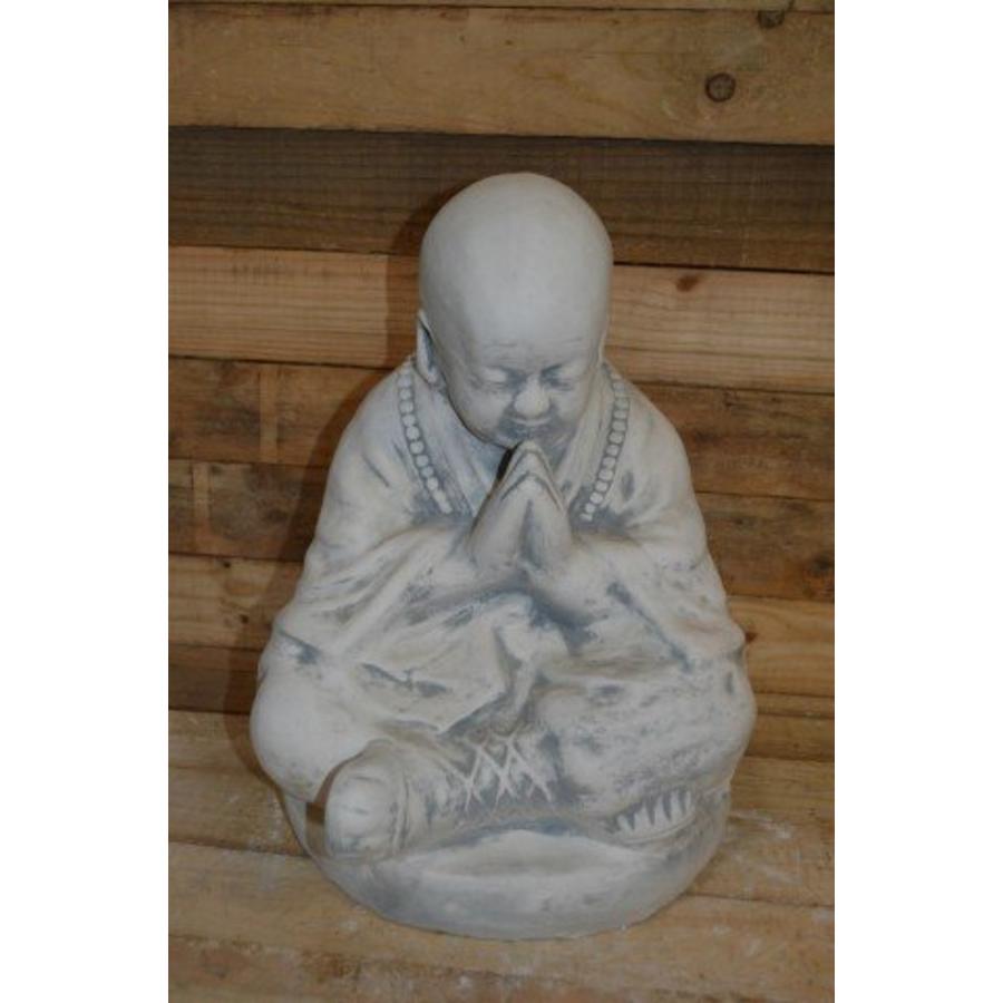 Betonnen Boeddha mediterend – Rustgevend tuin- en interieurbeeld-2