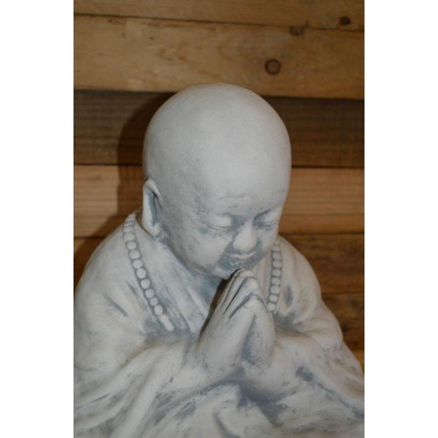 Betonnen Boeddha mediterend – Rustgevend tuin- en interieurbeeld-3