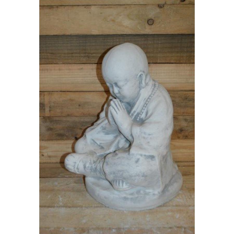 Betonnen Boeddha mediterend – Rustgevend tuin- en interieurbeeld-1