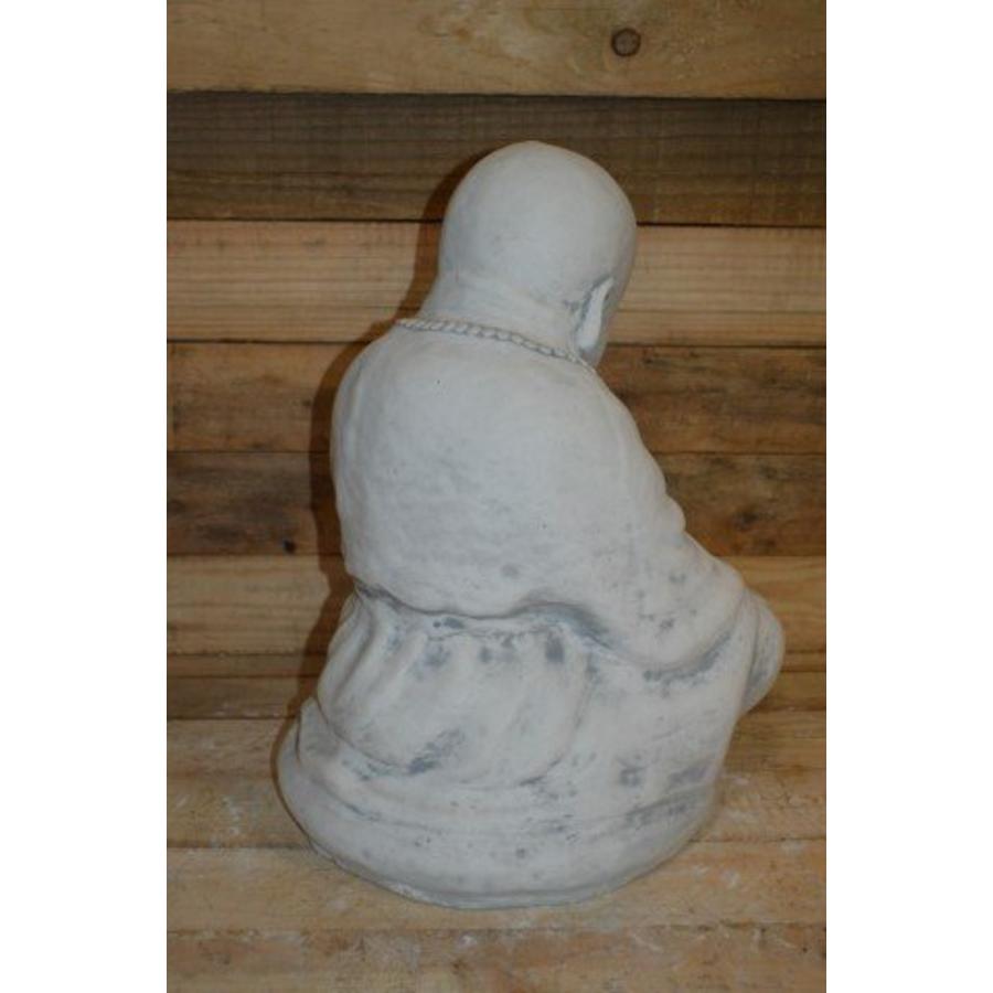 Betonnen Boeddha mediterend – Rustgevend tuin- en interieurbeeld-4