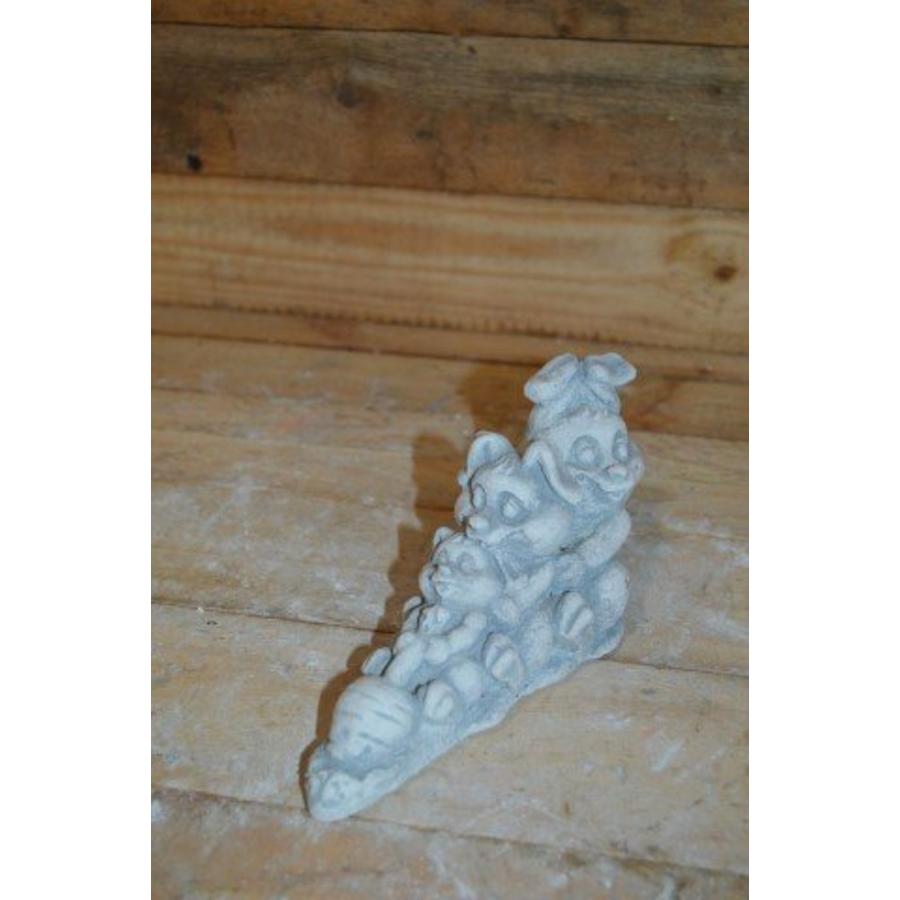 Betonnen familie haas – Speels tuinbeeld met 3 haasjes-1