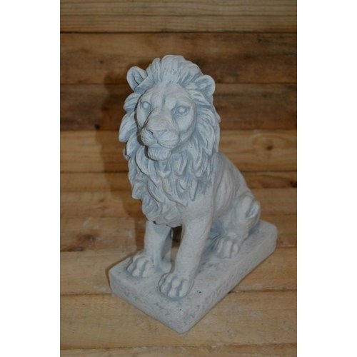 Betonnen leeuw links kijkend 