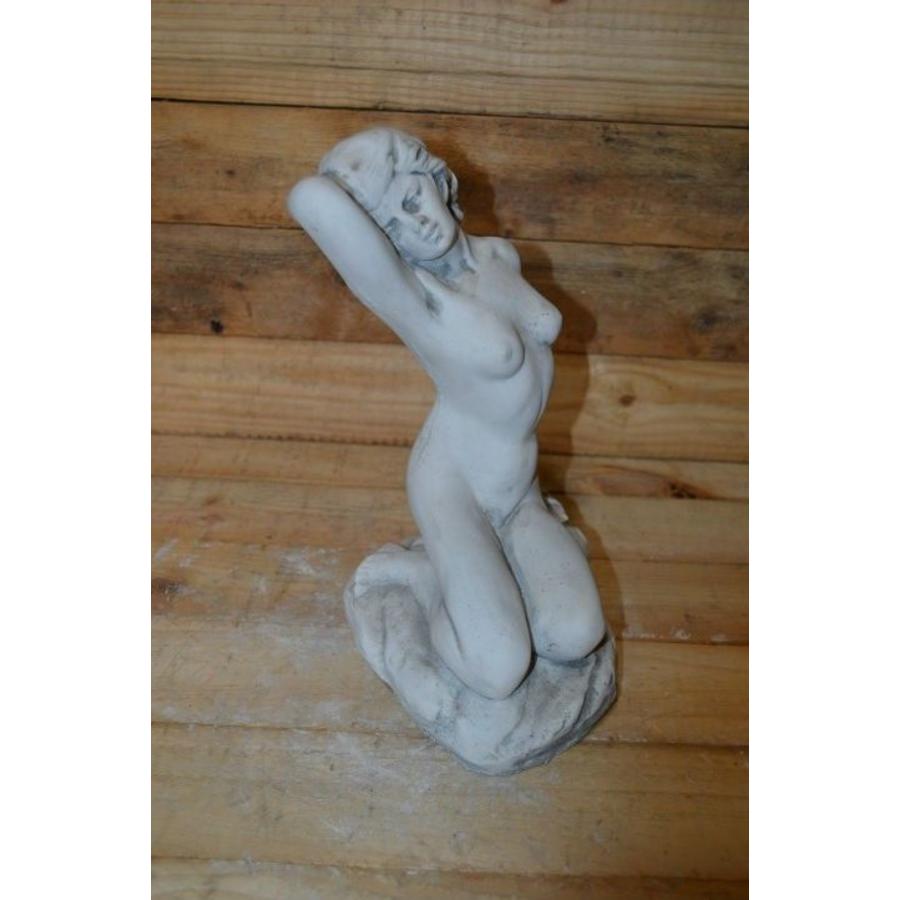 Massief betonnen beeld van een erotisch abstract naakt vrouwelijk figuur-2