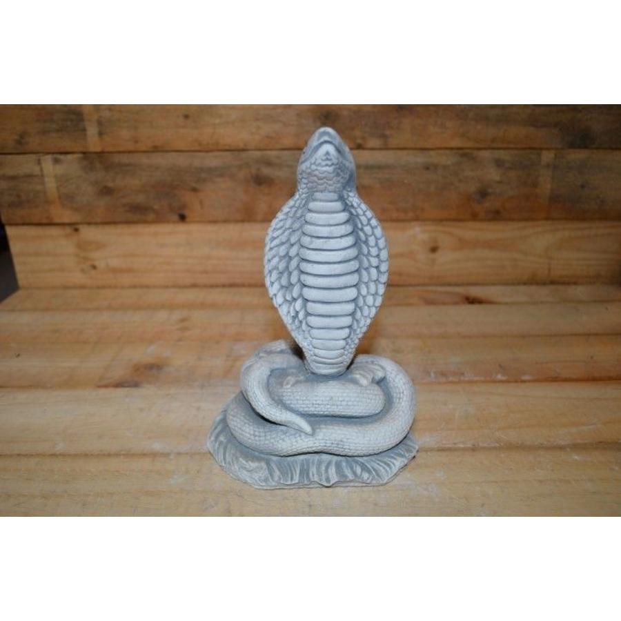 Massief betonnen beeld van een dansende Cobra-1