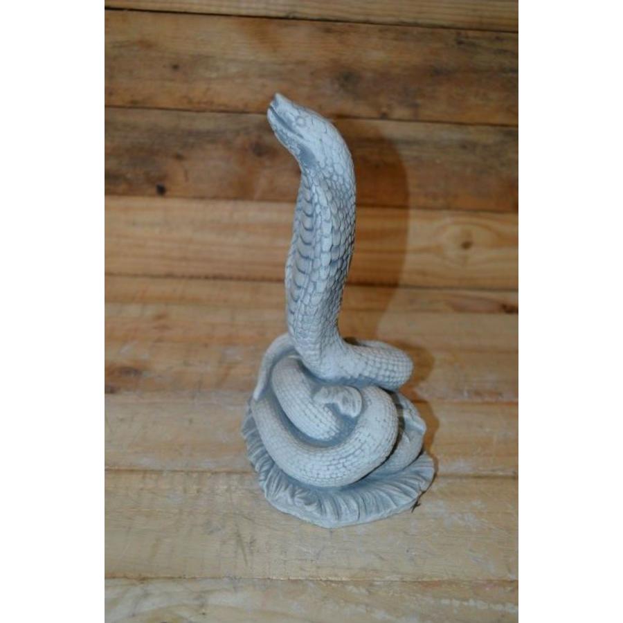 Massief betonnen beeld van een dansende Cobra-2