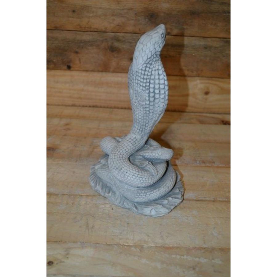 Massief betonnen beeld van een dansende Cobra-3