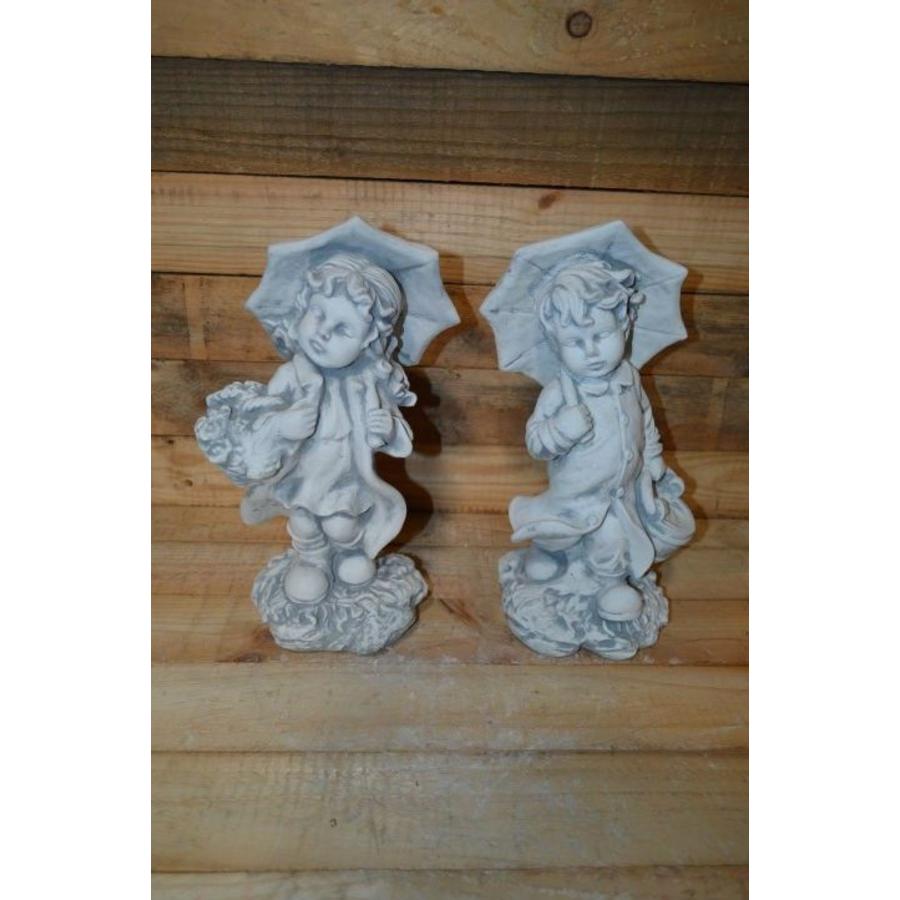 Massief betonnen beeldjes van jongen en meisje met paraplu (set)-1