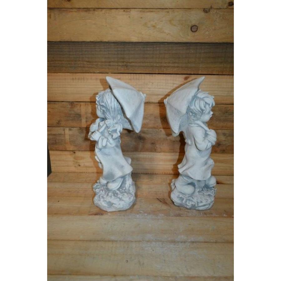 Massief betonnen beeldjes van jongen en meisje met paraplu (set)-2