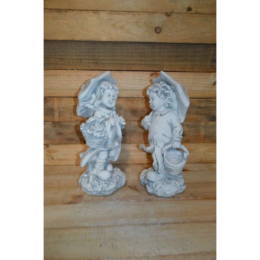 Massief betonnen beeldjes van jongen en meisje met paraplu (set)-3