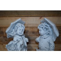 thumb-Massief betonnen beeldjes van jongen en meisje met paraplu (set)-4