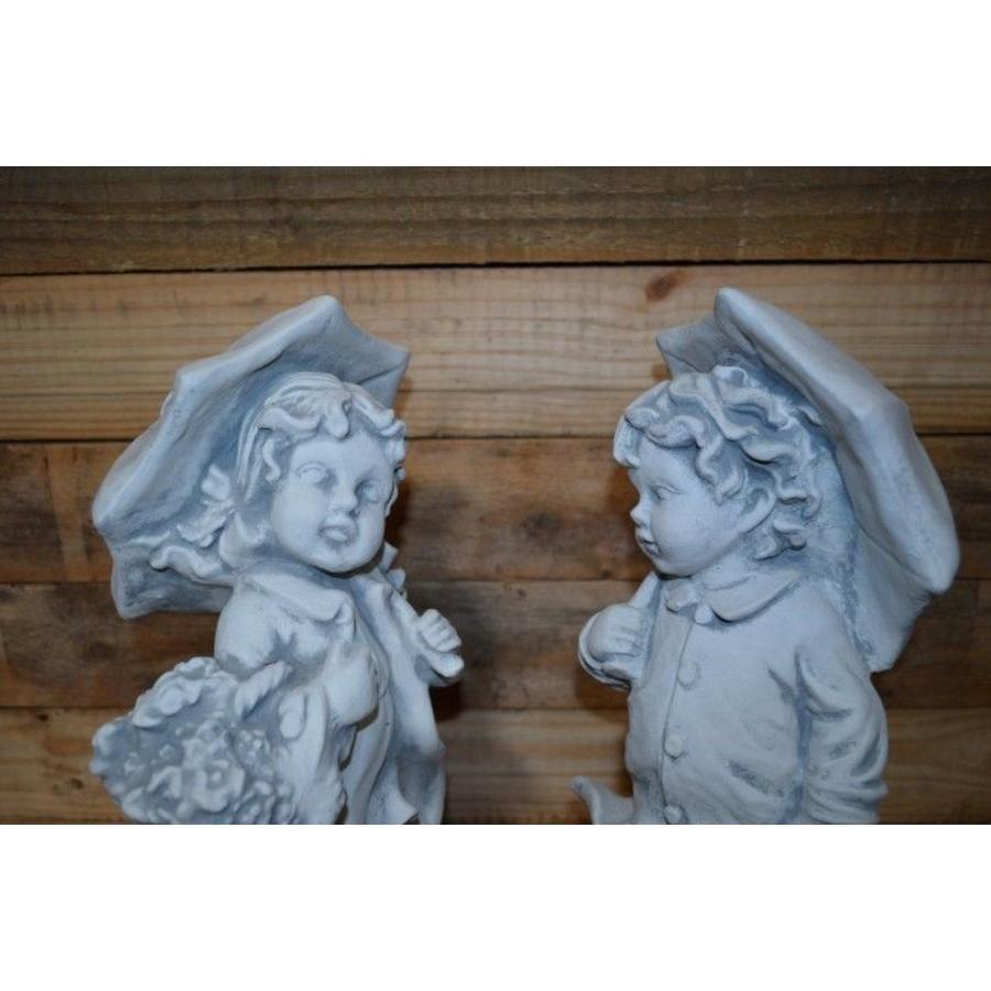 Massief betonnen beeldjes van jongen en meisje met paraplu (set)-4