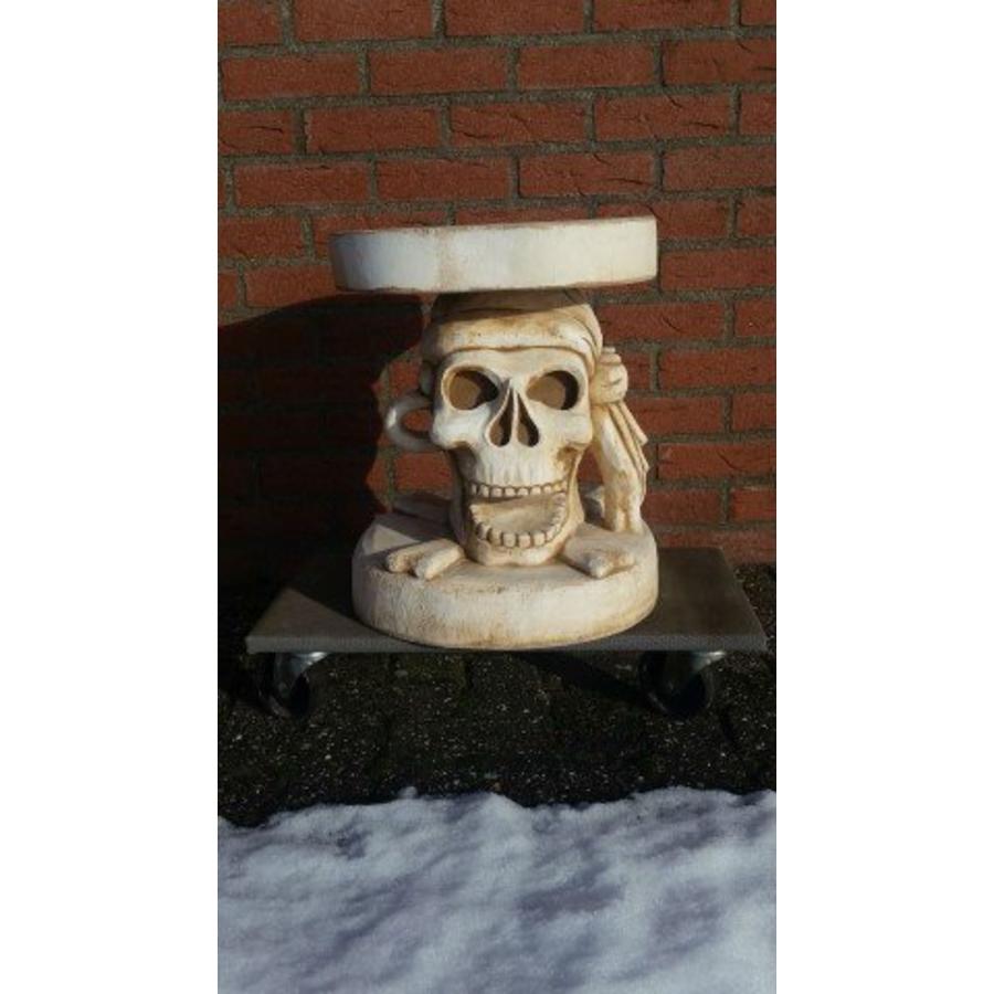 Massief betonnen bijzettafel in de vorm van een schedel-1