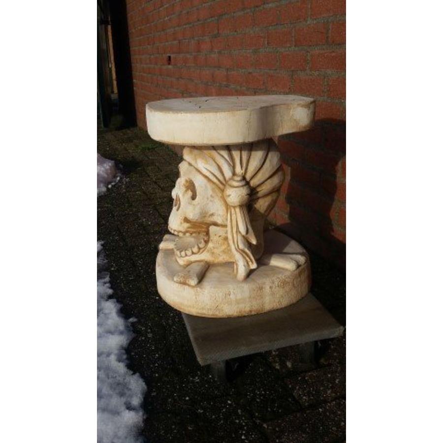 Massief betonnen bijzettafel in de vorm van een schedel-3