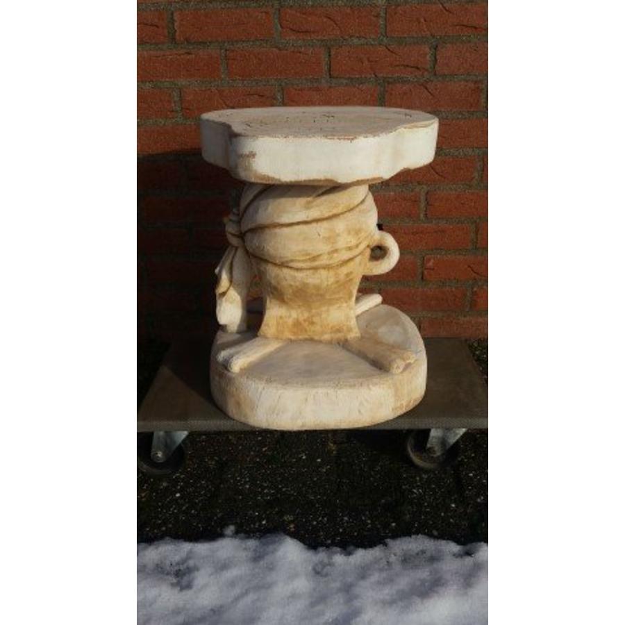 Massief betonnen bijzettafel in de vorm van een schedel-4