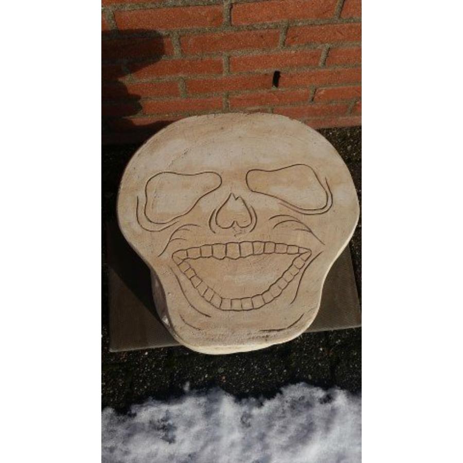 Massief betonnen bijzettafel in de vorm van een schedel-5