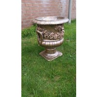 thumb-Betonnen tuinvaas met gestileerde rozen guirlande-1