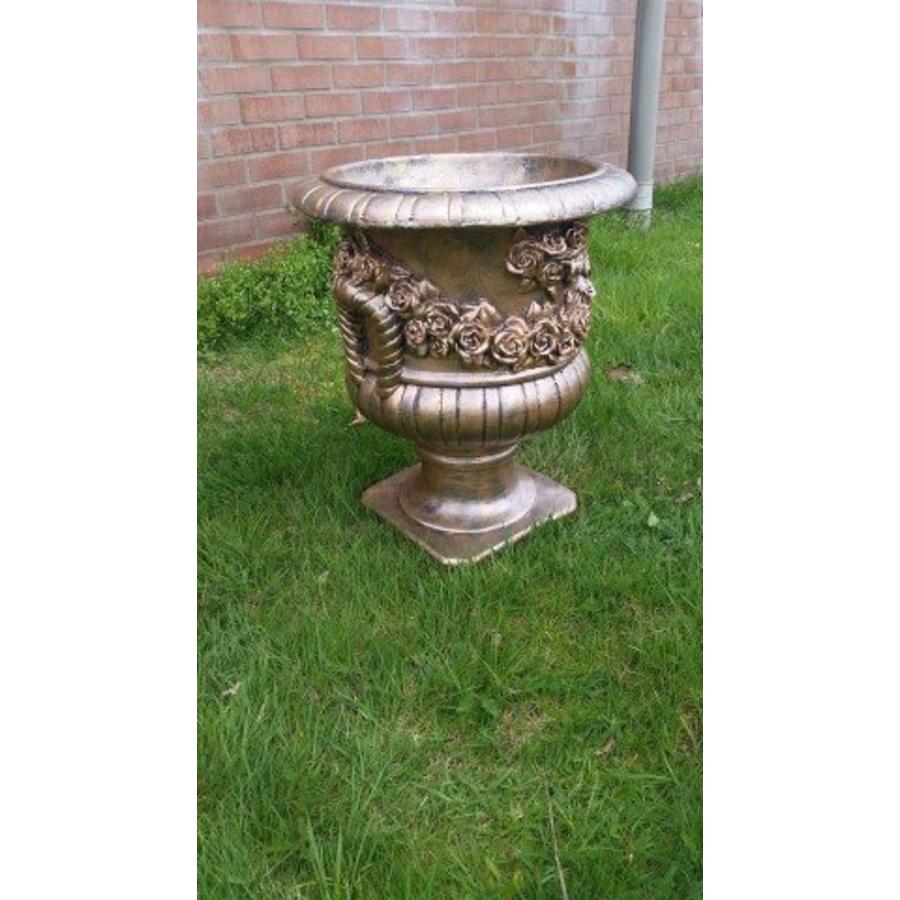 Betonnen tuinvaas met gestileerde rozen guirlande-1