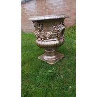 thumb-Betonnen tuinvaas met gestileerde rozen guirlande-2