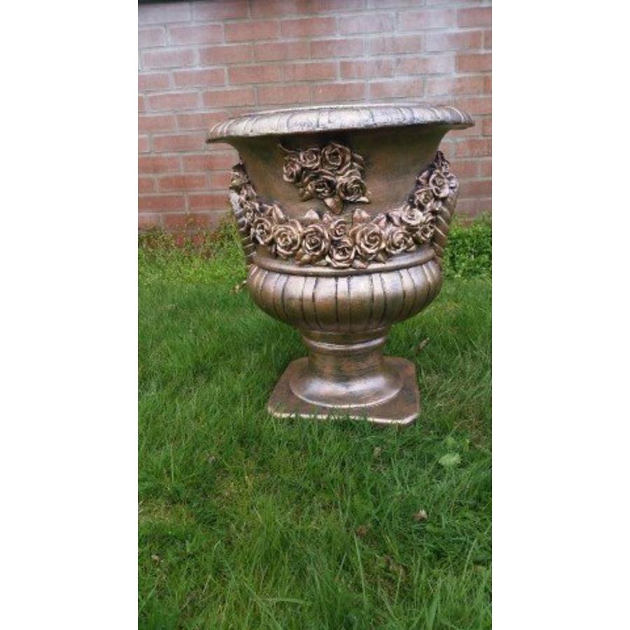 Betonnen tuinvaas met gestileerde rozen guirlande-3