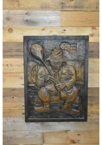 Houtsnijwerk paneeltje man in wijnkelder 