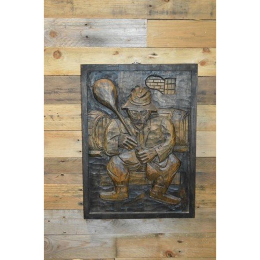 Houtsnijwerk paneeltje – Man zittend op kruk in wijnkelder-1