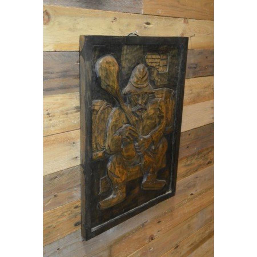 Houtsnijwerk paneeltje – Man zittend op kruk in wijnkelder-2