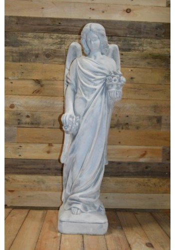 Betonnen beeld staande engel met bloemen 