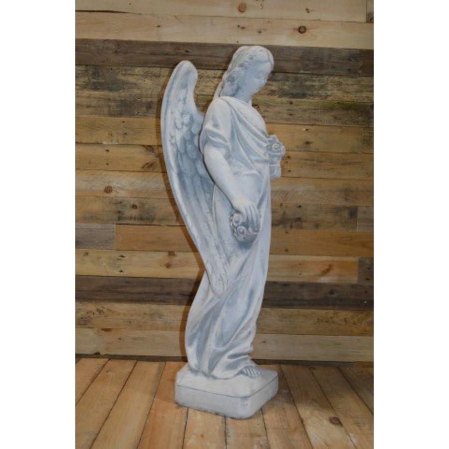 Betonnen beeld staande engel met bloemen – Tuinbeeld en gedenkornament-2